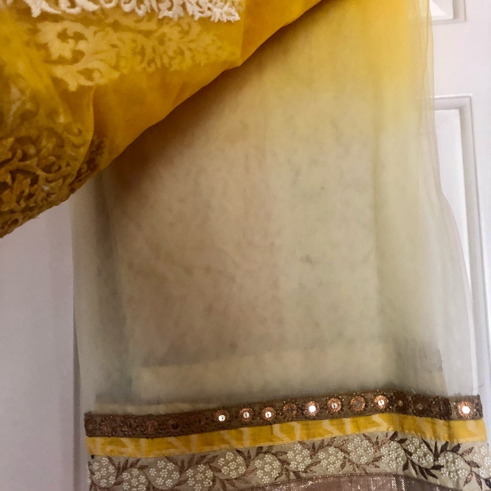 Yellow And White Net Saree With Matching Blouse - image 3